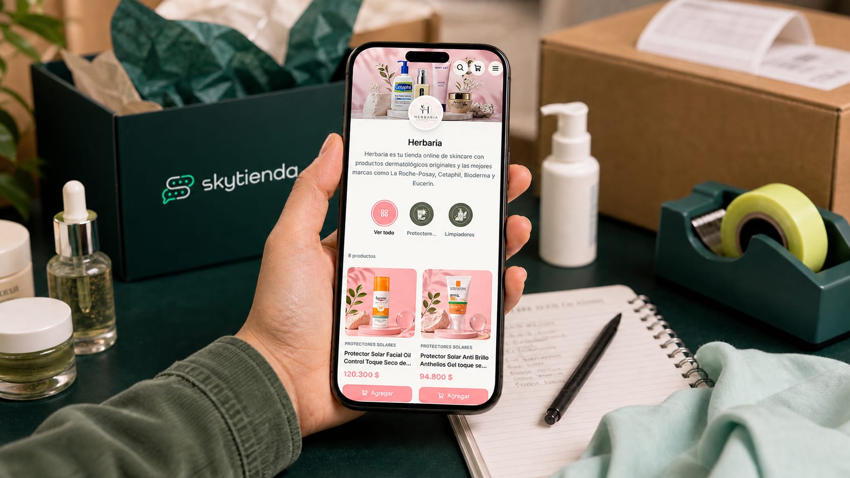 Catálogo en línea de productos visualizado en un smartphone con productos organizados por categorías