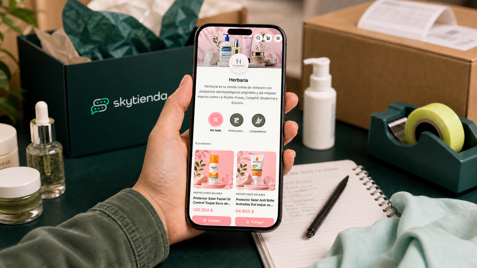 Emprendedora navegando su catálogo en línea desde el smartphone